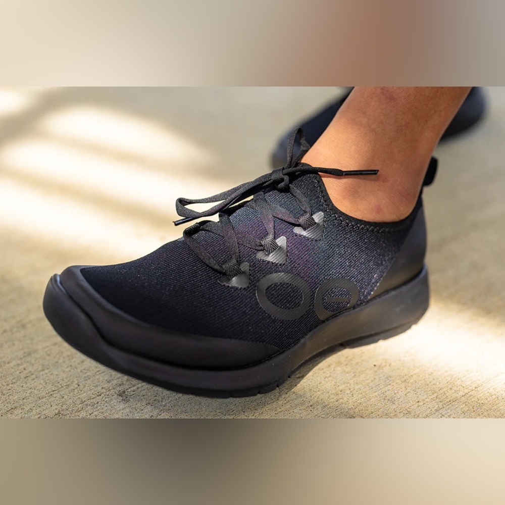 OOFOS OOMG Sport LS Low Shoe in Black Size 8.5